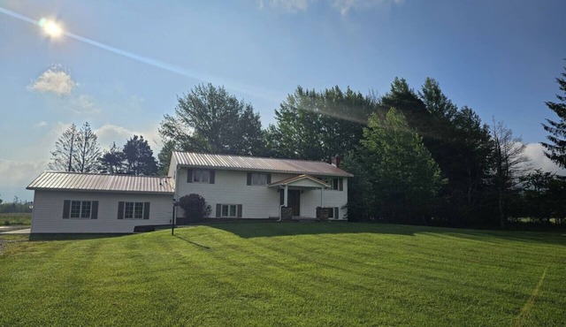 Appalachian retreat – Sleeps 18 | Hot Tub | Pool table | Near Skiing, Hiking & More!