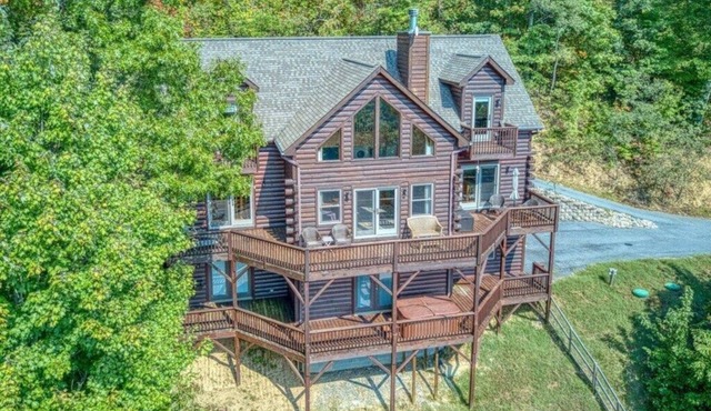 Appalachian View - 3BR, 2.5BA, VIEWS!, Private, Hot Tub, Fenced Yard, Fire Pit