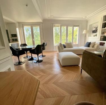 Apparemment luxueux niché dans les arbres