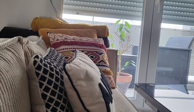 Apparemment Récent,dans un Cartier Calme, Face à la Gare RER C à 10min de Paris