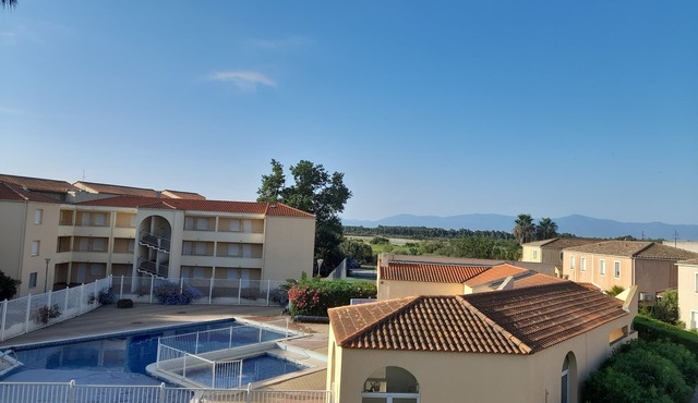 Apparently sleeps 4 in secure residence. Swimming pool and private parking.