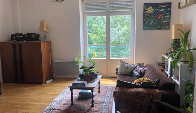Apparently T3 bright, crossing, downtown walk, parking, beaches 15 min