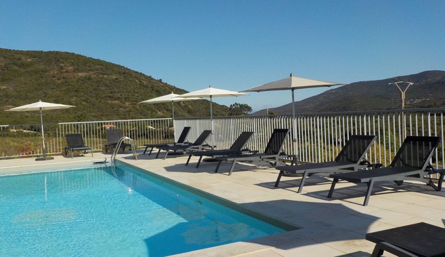 Appart 4 pers piscine chauffée, wifi, 2 chambres, clim, 7 min mer, 1 min rivière