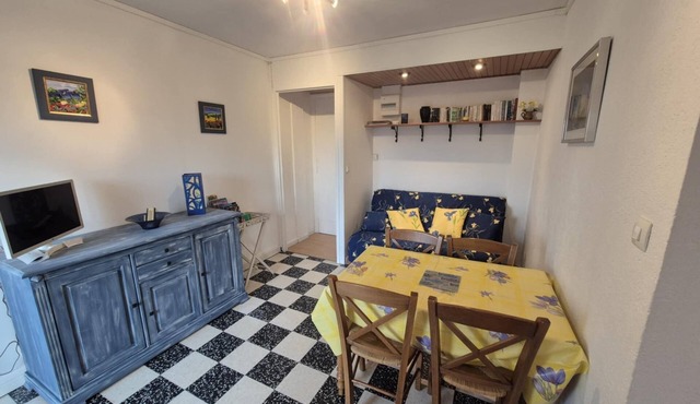 Appart. in village bordering Argeles s/mer and its beaches near Collioure.