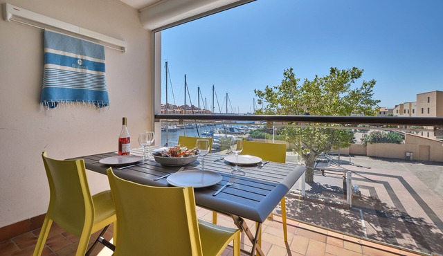 appart. new in quiet residence. Swimming pool and parking. beautiful view of marina