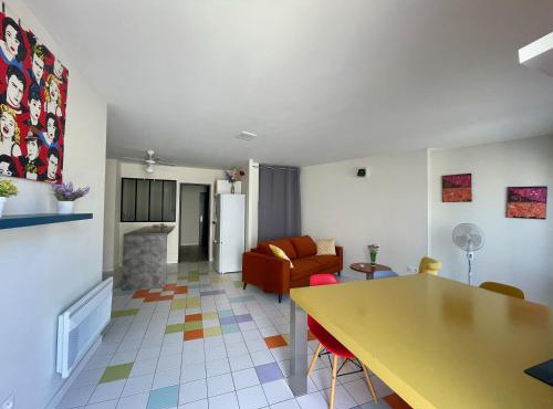 Appart Pop-Art proche autoroute, plages et attractions, Wifi - TV, déco stylée, calme