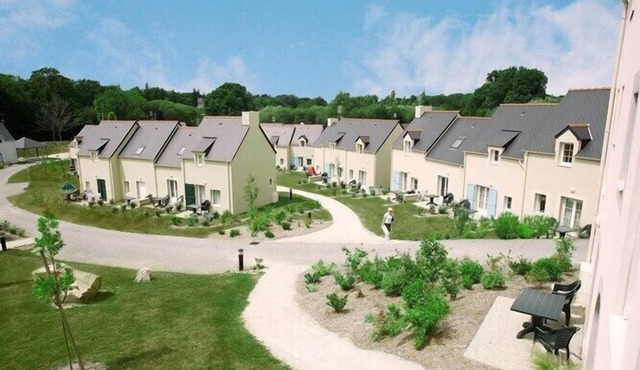 Appart sur la Côte d'Émeraude, Terrain Multisports