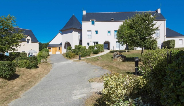 Appart sur la Côte d'Émeraude, Terrain Multisports