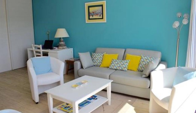 Appart T3 Duplex 2 nd floor in residence 10 MN walk from the beaches.