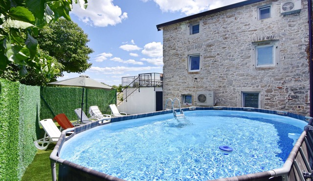 Appartamento con tre Camere, Terrazzo e Piscina Condivisa Vicino a Umago