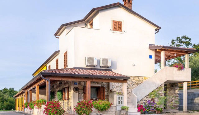 Appartamento Confortevole con Mansarda in Villaggio Tranquillo