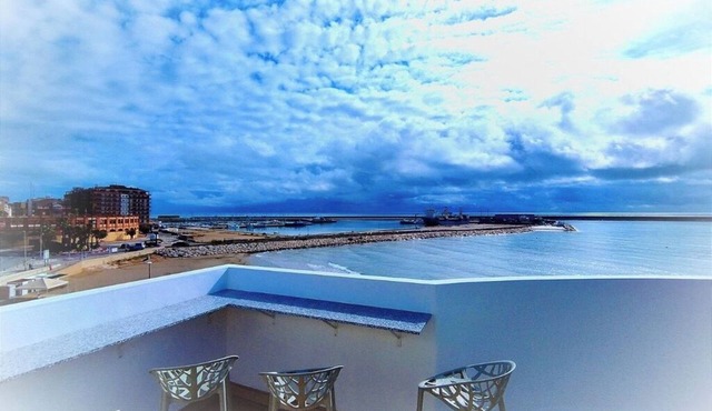 Appartamento del Sol with fantastic roof terrace and sea view.