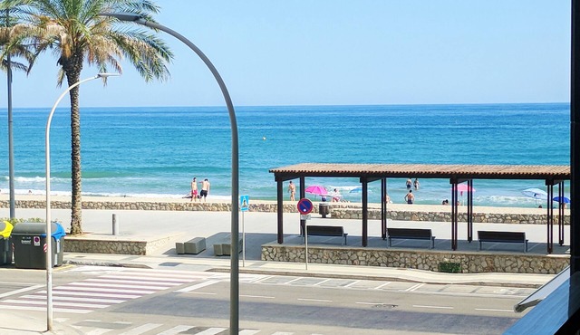 Appartamento di fronte al mare, piscina, aria condizionata, parcheggio ascensore
