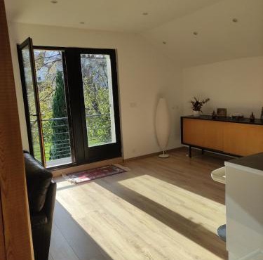 Appartement au calme, dans résidence sécurisée avec place de stationnement