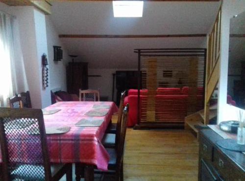 Appartement en loft 50m2 dans maison avec chambre en mezzanine et canapes lits dans salon