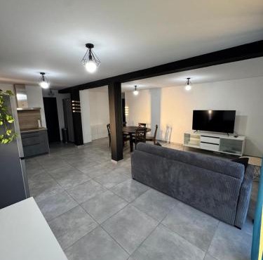 Appartement à Cuxac d'Aude proche Narbonne avec 2 chambres, 6 couchages, lit bébé jardin et parking