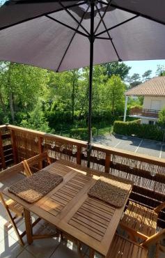 Appartement 2 chambres Balcon Parking privé Centre Village