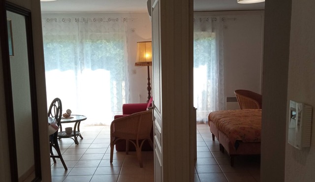 Appartement 2 Pièces 1er Étage Centre Ville vue sur Rivière et Colline