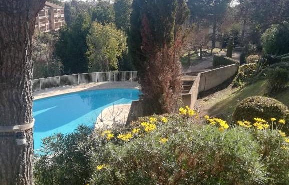 Appartement 2 pièces avec parking privé, terrasse et piscine partagée