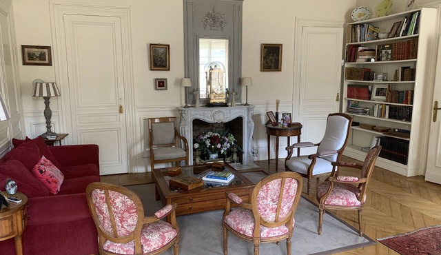 Appartement 3 Pièces , Parking, Près Château et Gares Pour Paris