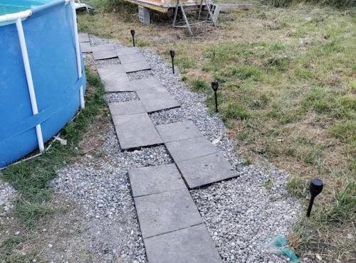 Appartement atypique avec piscine partagée.