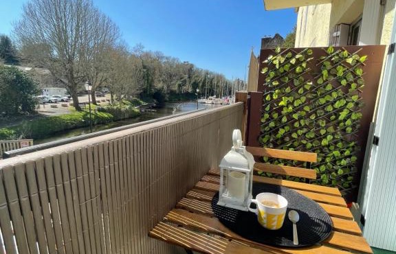 Appartement avec balcon et vue sur port - wifi privé - au dessus du Restaurant le Yackams