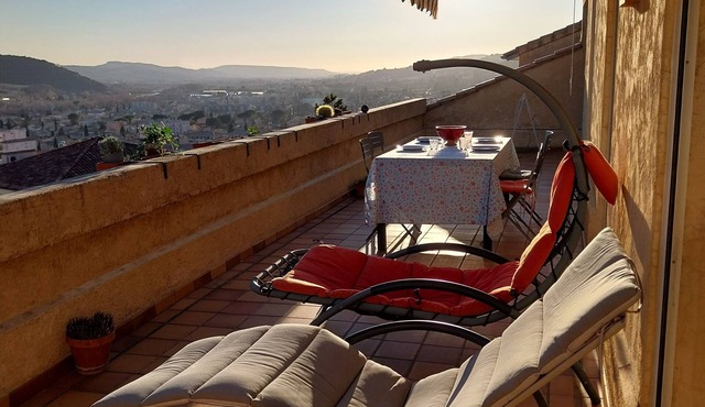 Appartement Avec une Grande Terrasse et une vue sur la Montagne à Nyons