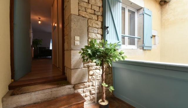 Appartement BELLO , ruelle au cœur de ville, arrivée en autonomie