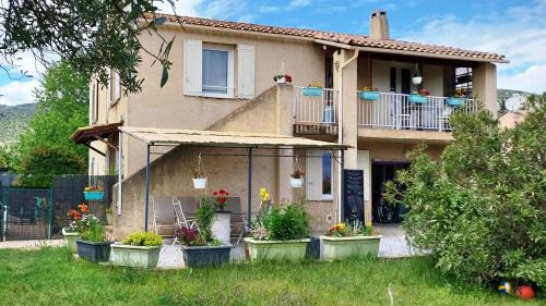 appartement bien équipé 2 chambres lit 2 place dans chaque chambre plus canapé lit 2 place, 5 personnes, terrasse bien équipé, planchas, parking gratuit sur place, a proximité de tout commerce et de cure thermal, Cadarache ,Forcalquier, gorge du verdon