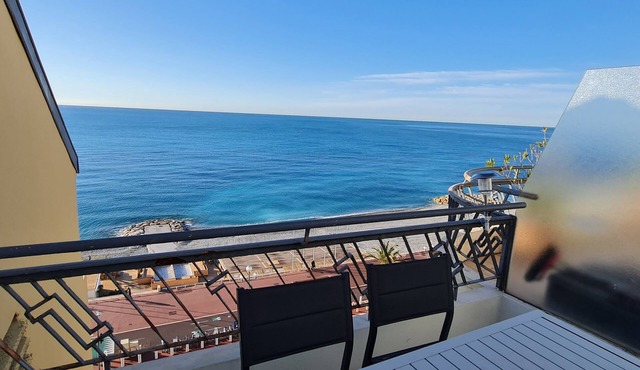 Appartement Climatisé de Standing 4 Personnes, Face à la mer Devant la Plage