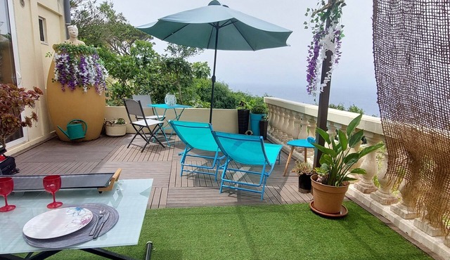 Appartement cosy avec grande terrasse vue mer au cœur de l'ile du Levant