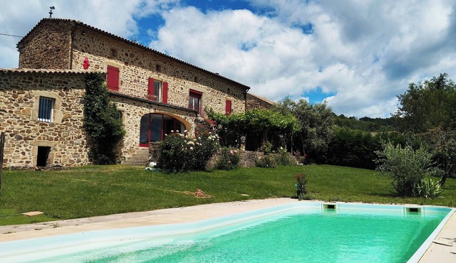 Appartement Cosy Avec vue Panoramique sur les Montagnes Cévenoles et Piscine