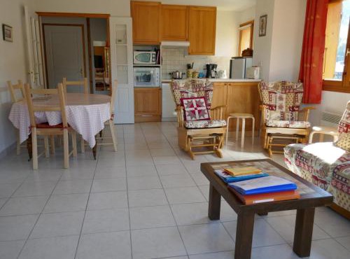 Appartement cosy 3 pièces avec balcon et garage, à proximité des pistes et commerces - FR-1-459-164