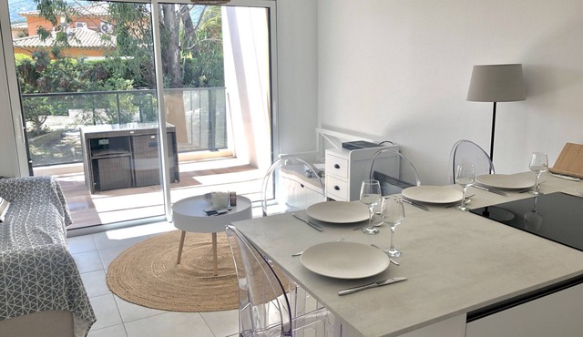 Appartement Dans Résidence Avec Piscine, à 300m de la Plage du Débarquement