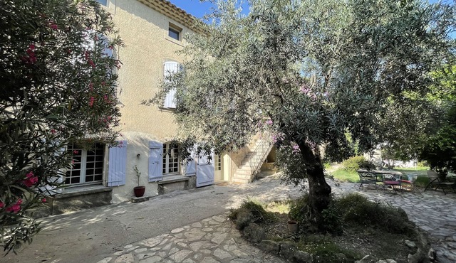 Appartement Dans un Grand mas au Calme 10 Minutes D'orange et de L'autoroute A7