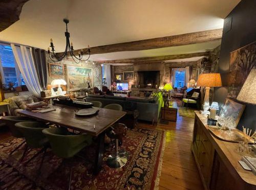 Appartement de 1634 avec balcon au sud sur jardin en plein cœur historique