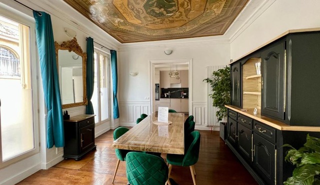 Appartement de luxe avec fresque, hyper centre et parking sûre