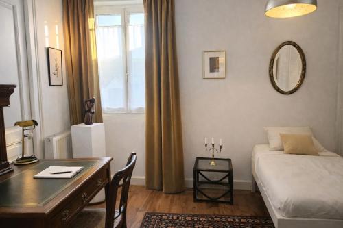 Appartement design au coeur de Salies de Béarn- Art, musique et lumière au confort premium