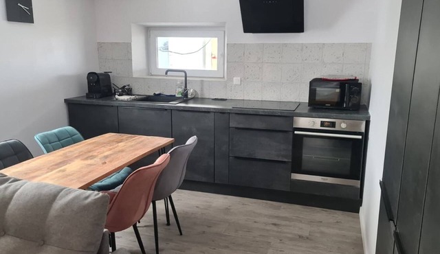 Appartement Deux Chambres Entièrement Rénové en 2023, Calme et Très Lumineux