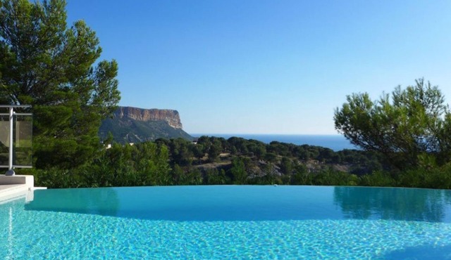 Appartement en rdc de villa à Cassis , vue mer exceptionnelle, piscine chauffée
