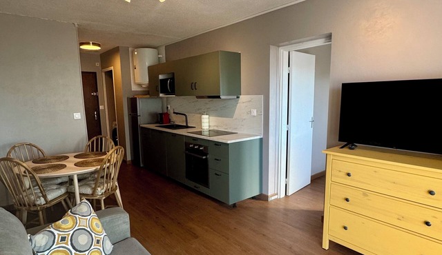 Appartement ensoleillé à 80m de la plage, avec une petite vue mer du balcon!