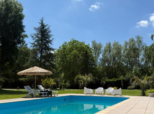 Appartement familial au bord de la Marne, jardin tropical , piscine, tennis, terrasse, parking gratuit proche Disneyland