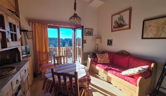 Appartement familial au Revard, vue sur le jardin d'enfant et pistes