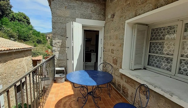 Appartement 3 Pièces Situé au Deuxième Étage D'une Maison de Village en Pierre