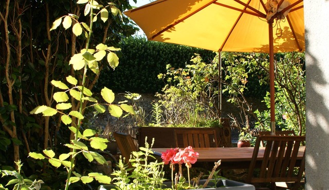 Appartement en sous-sol. Jardin + piscine privés. Situé dans un village.