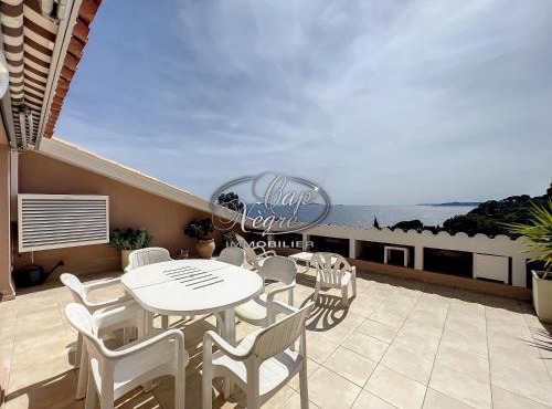 Appartement T2 pour 4 personnes avec terrasse et vue mer proche de la plage du Rayol