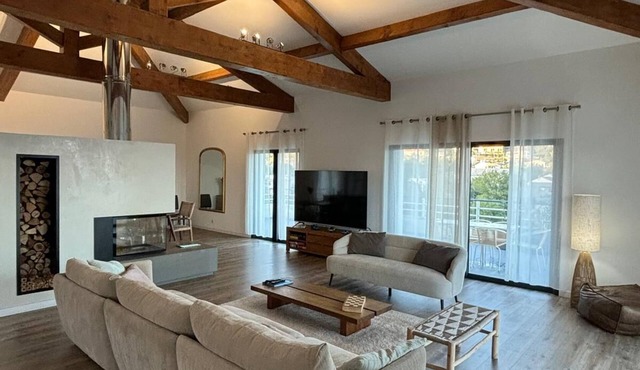 Appartement de Prestige Idéalement Situé au Bord de L'eau Avec Grande Terrasse