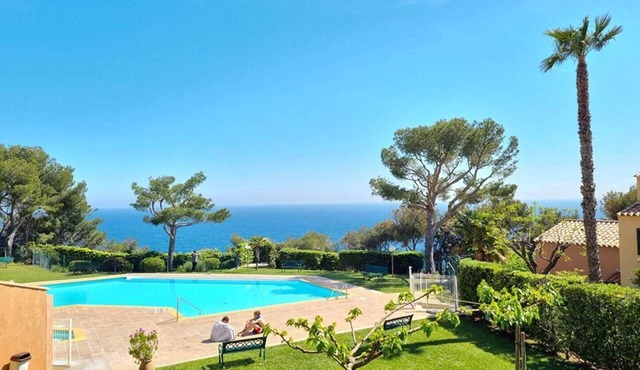 Appartement vue Mer, Tout Confort, Dans Résidence Avec Piscine, Tennis, Boulodrome.