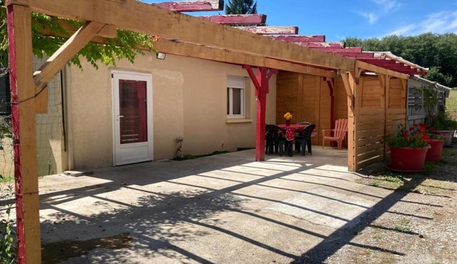 Appartement indépendant, terrasse couverte, rouge