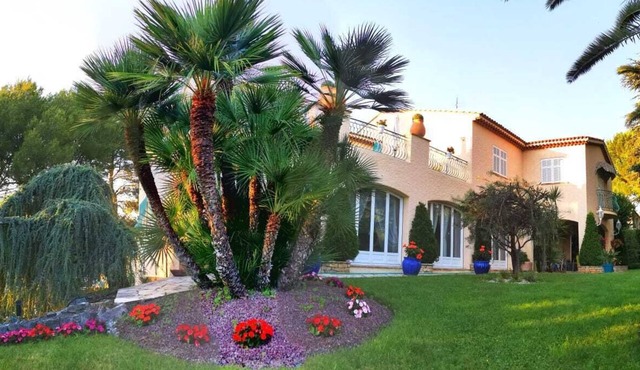 Appartement Indépendant à L'étage Dans une Villa